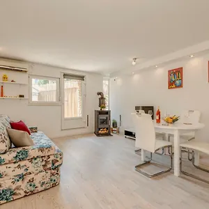 Rose Apartment Split